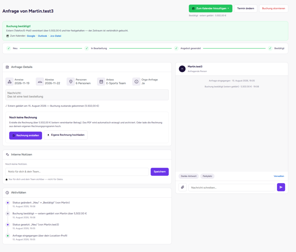 Anfrage-Detailseite einer bestätigten Buchung mit Status-Leiste von Neu bis Bestätigt, Anfrage-Details, Rechnungsbereich, internen Notizen, Aktivitätsprotokoll und Chat